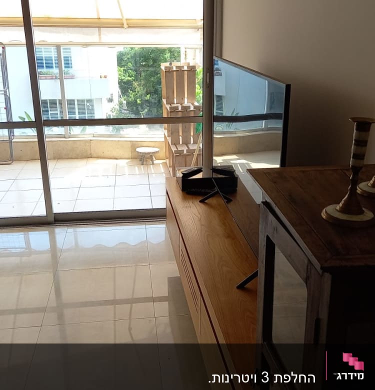 דלת זכוכית גדולה עם נוף למרפסת